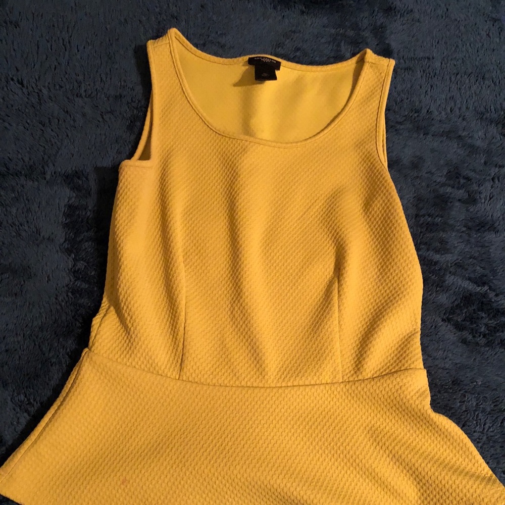 Bright, peplum top 💕